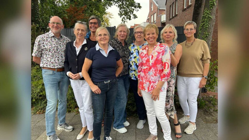 Ehrenamtliche Seniorenlotsinnen und -lotsen mit Vertreterinnen von Stadt Rheine und Caritasverband Rheine