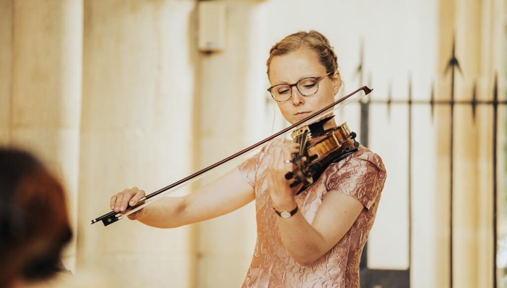 Geigerin Franziska Brinkmann mit Violine