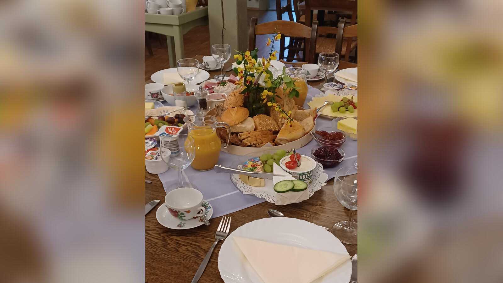 Reich gedeckter Frühstückstisch mit Brötchen, Aufschnitt und Marmelade im Klottje Huus