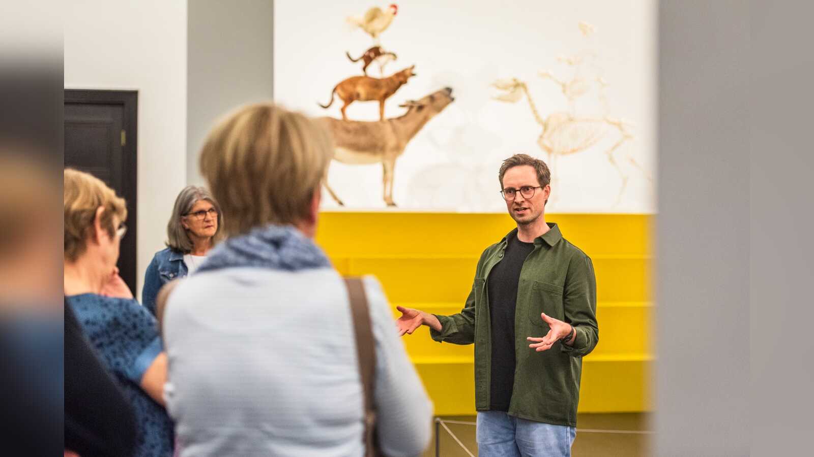 Ein Kunstvermittler erklärt einer Besuchergruppe in einem Ausstellungsraum der Kunsthalle Bremen ein Kunstwerk
