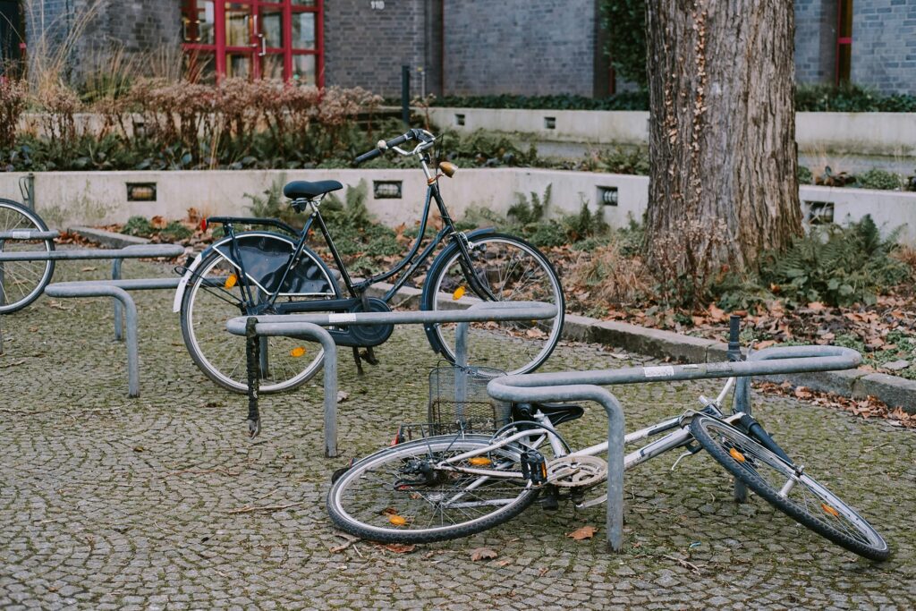 Mehrere Fahrraeder stehen in einem Fahrradstaender, Symbolbild fuer Fundsachen