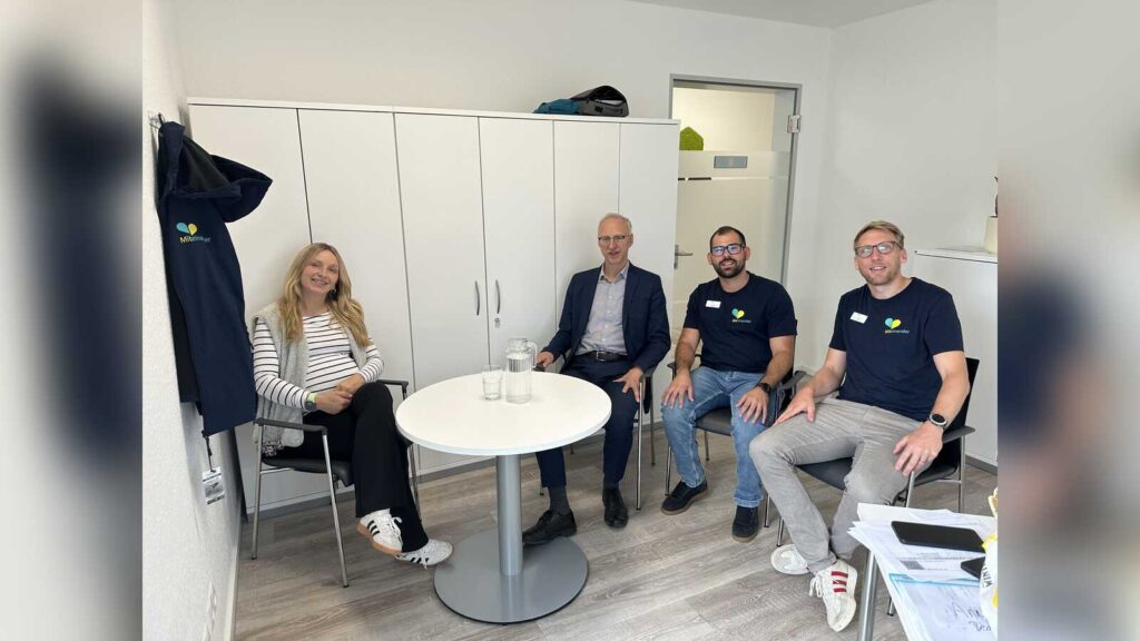 Geschäftsführerin Marie-Charlott Espinola, Bürgermeister Höke, Heimleiter Frederico Leguizamon und Pflegedienstleiter Tobias Lüke im Gespräch in Geeste-Osterbrock