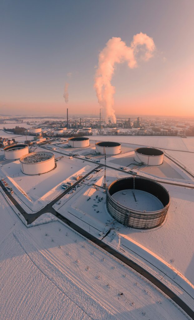 Industrielle Speichertanks in winterlicher Landschaft (Symbolbild)