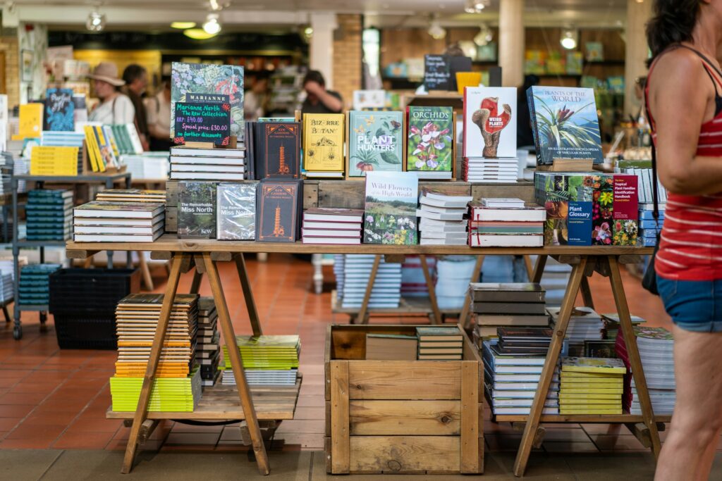 Mehrere gebrauchte Bücher liegen aufgestapelt auf einem Tisch