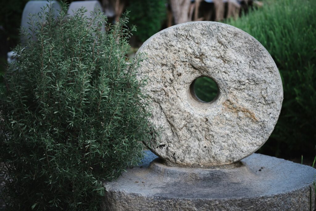 Ein Gedenkstein im Freien