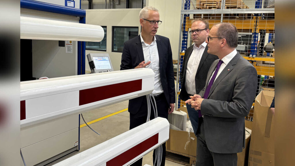 Wirtschaftsminister Grant Hendrik Tonne, Rawie-Geschäftsführer Markus Gehle und Riestes Bürgermeister Christian Scholüke beim Besuch im Niedersachsenpark