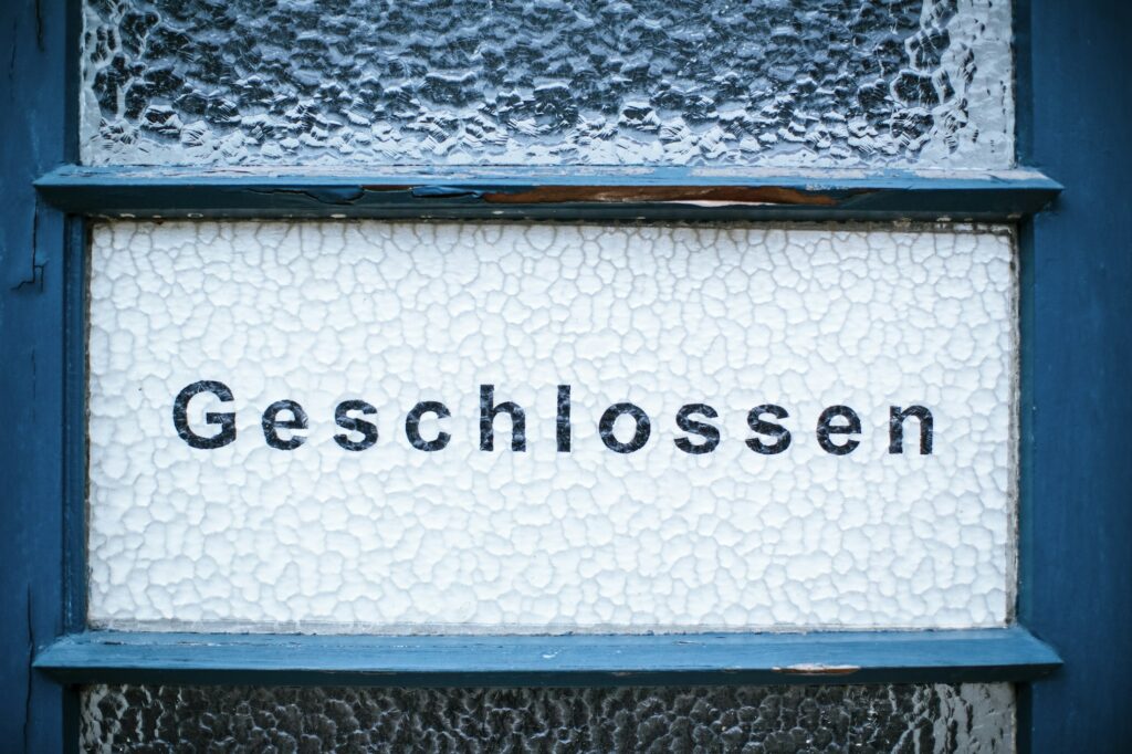 Ein Türschild mit der Aufschrift Geschlossen, Symbolbild zur Schließung der Arbeitsagenturen
