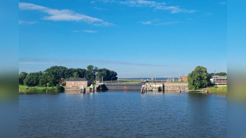 Blick auf die Große Seeschleuse Emden vom Wasser aus