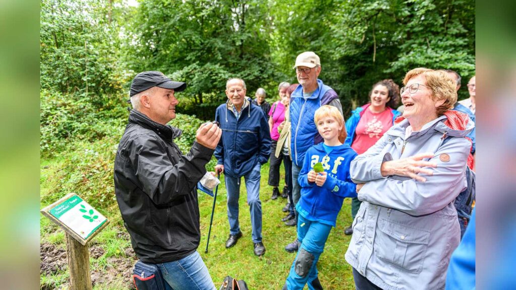 Naturschutzranger führt Besucher durch den Bentheimer Hute- und Schneitelwald
