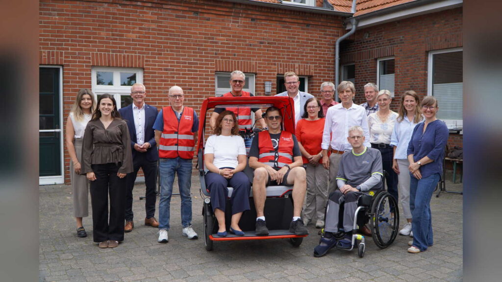 Initiator Reinhard Eilers und Unterstützer der Rikscha-Initiative Schüttorf bei der Vorstellung des neuen Angebots