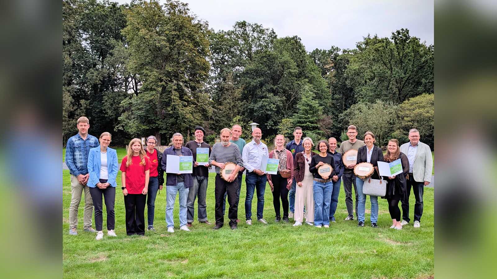 Gruppenfoto der Preisträgerinnen und Preisträger des Nordhorner Artenschutzpreises mit Bürgermeister Thomas Berling, Stadtbaurätin Milena Schauer und Umweltbeauftragtem Gerwin Rademaker