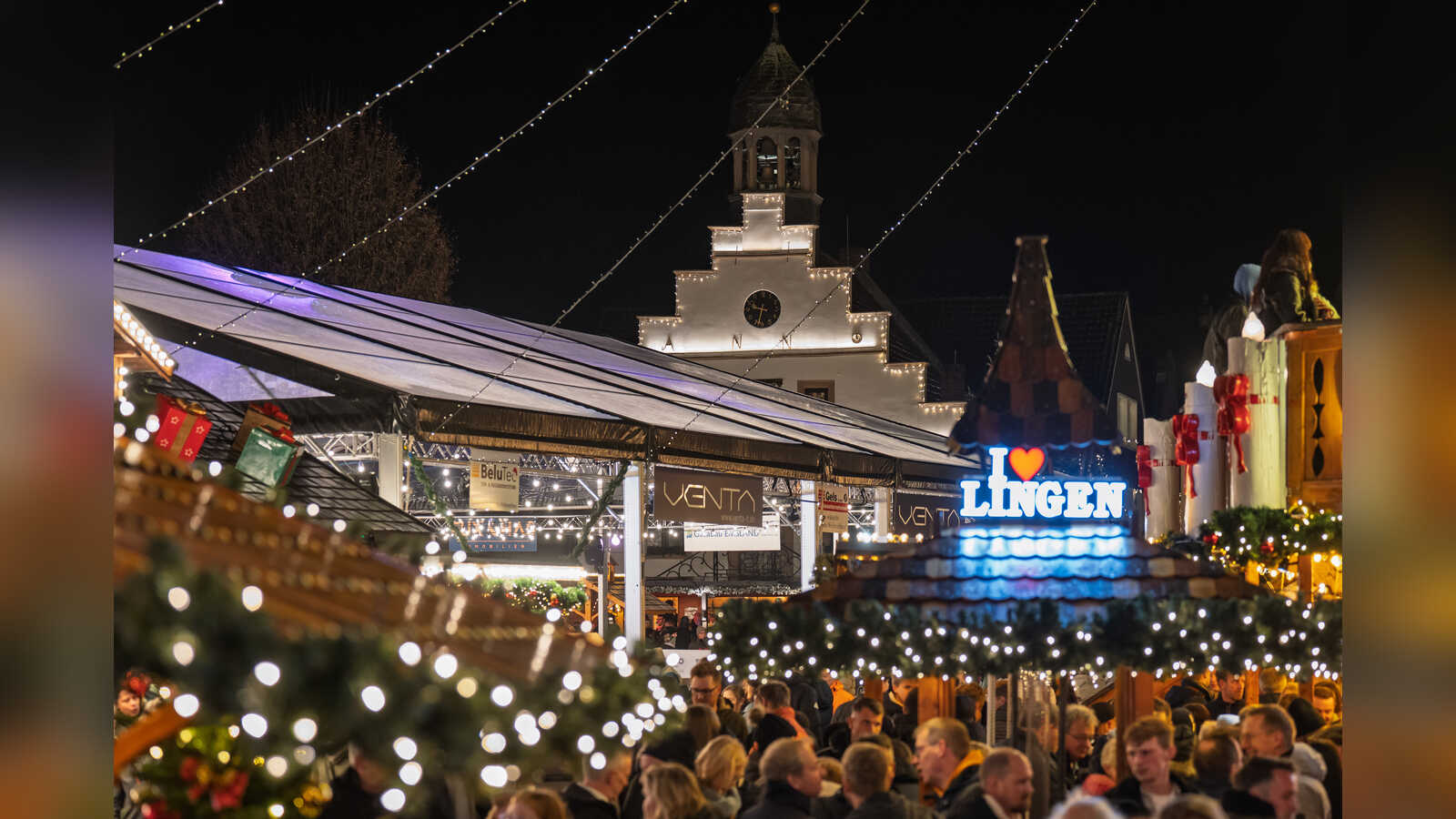 Buden und Lichterketten auf dem Lingener Weihnachtsmarkt am Abend