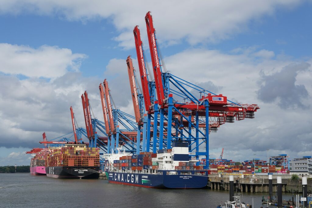 Containerkräne beladen Frachtschiffe in einem Hafen