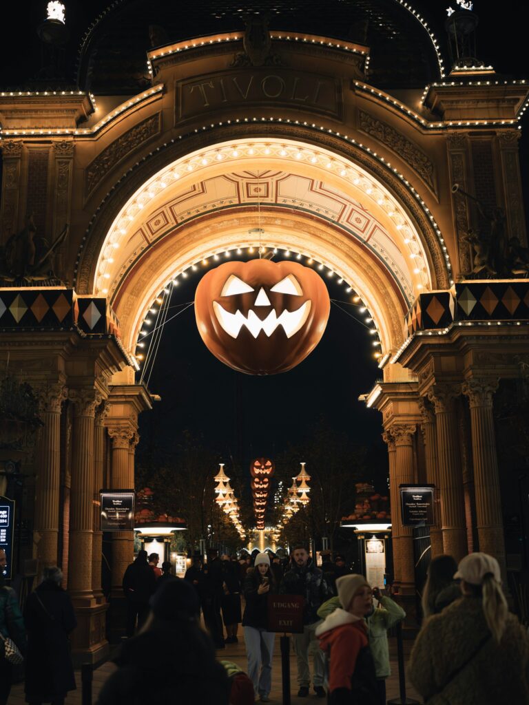 Beleuchteter Kürbis am Eingang eines Freizeitparks bei Nacht, Symbolbild für das Halloween Horror Fest
