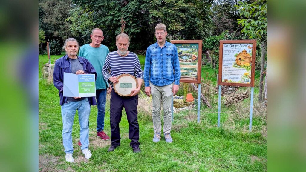 Umweltbeauftragter Gerwin Rademaker gratuliert Jörg Hübner, Martin Schevel und Uwe Scholz vom Gut Klausheide zum Hauptpreis des Artenschutzpreises