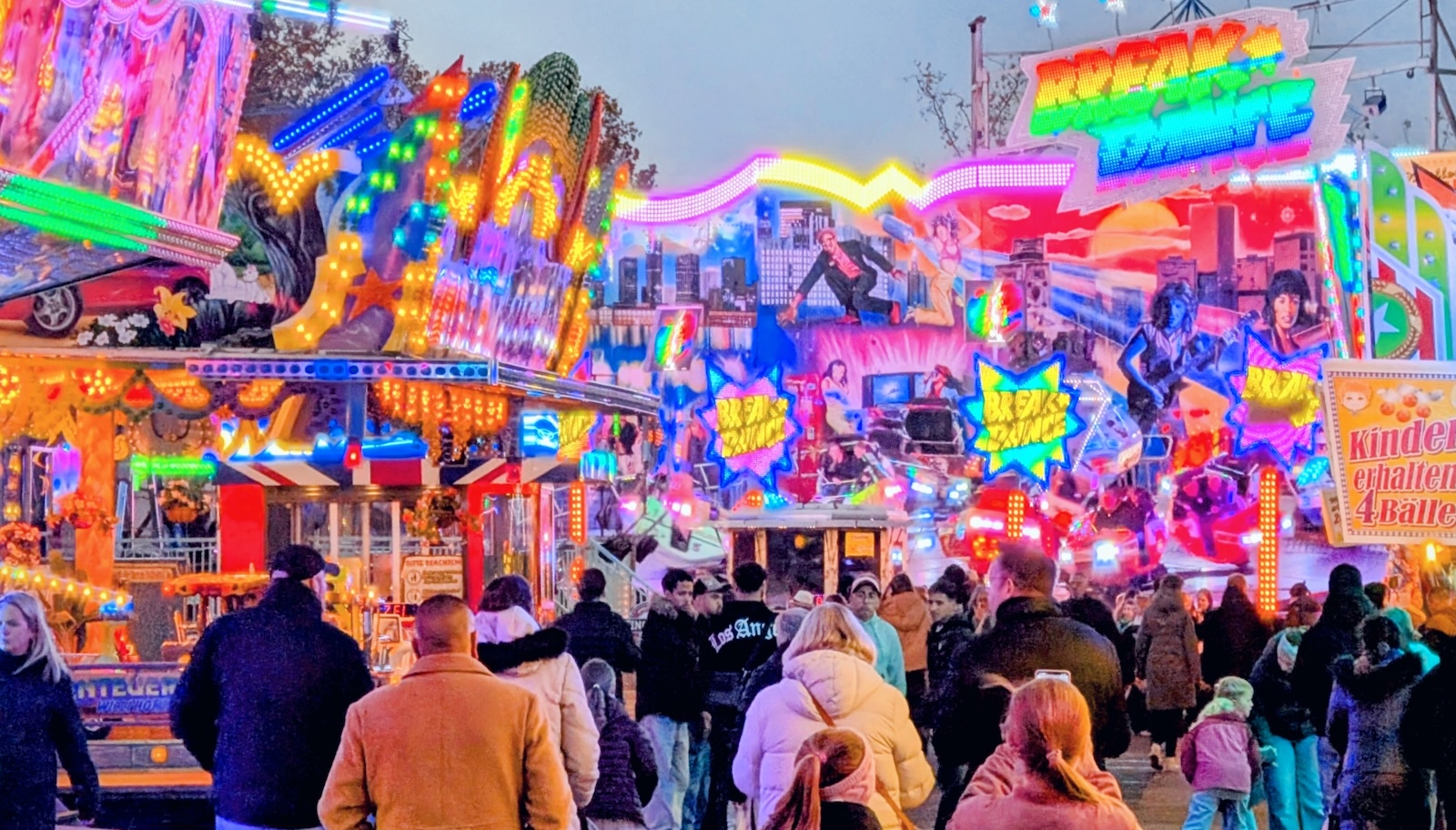 Fahrgeschäft der Nordhorner Herbstkirmes in der Abenddämmerung