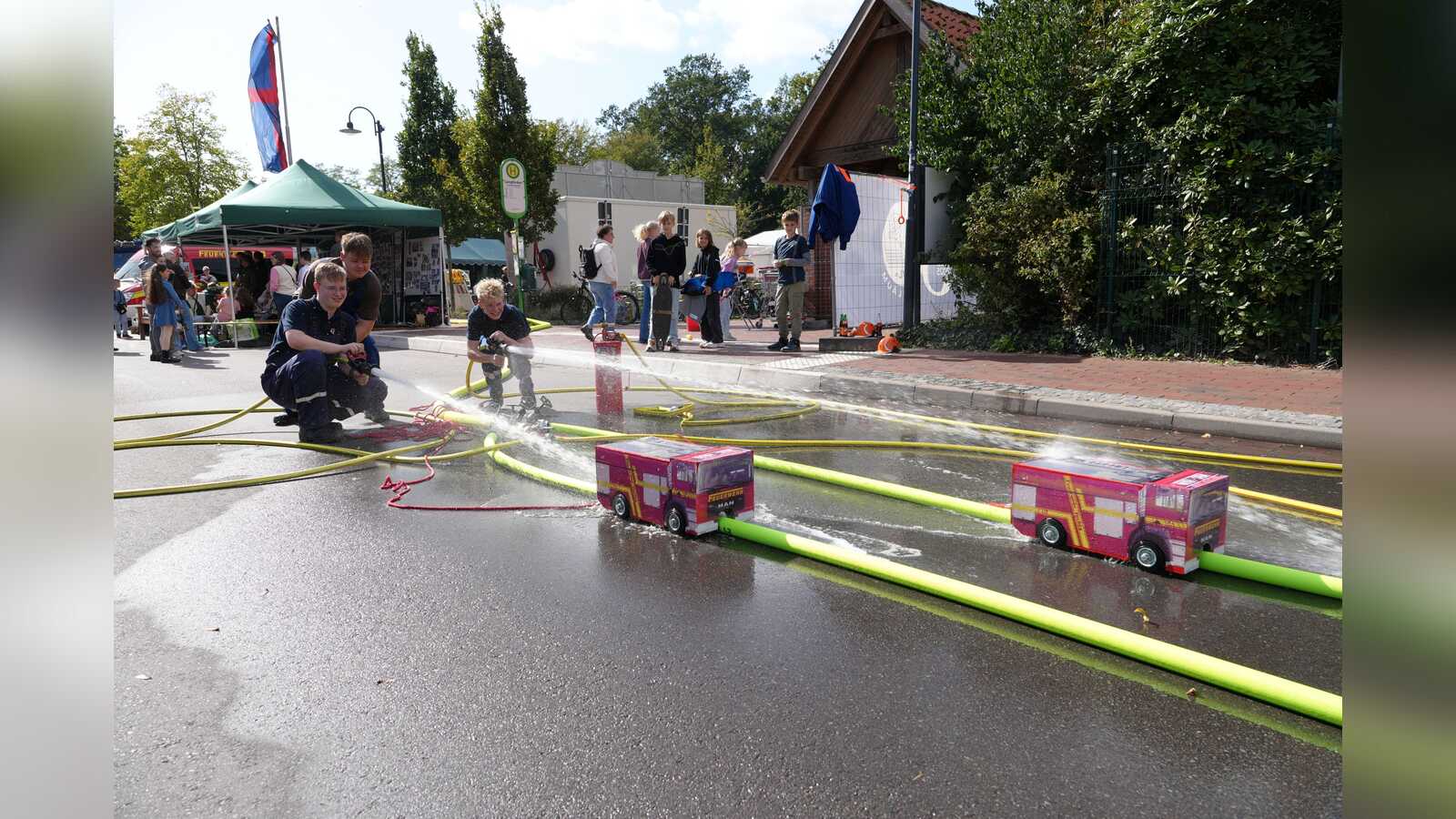 Die Jugendfeuerwehr Langförden hat Spaß an ihrer Schlauch-Rennstrecke beim Herbstmarkt am Dom