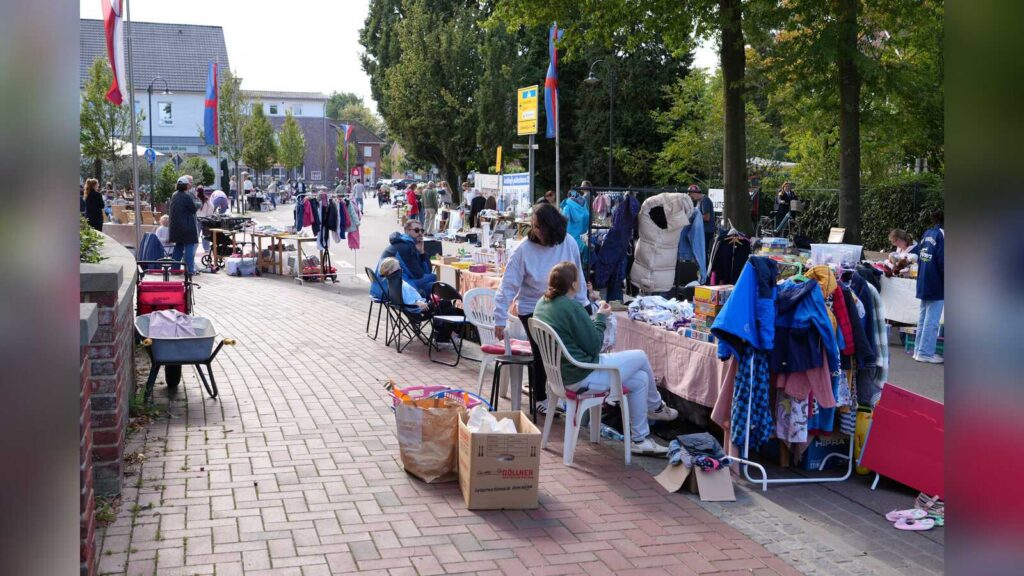 An den Verkaufstischen des Familien-Flohmarkts beim Herbstmarkt am Dom in Langförden gab es etliche Schnäppchen zu entdecken