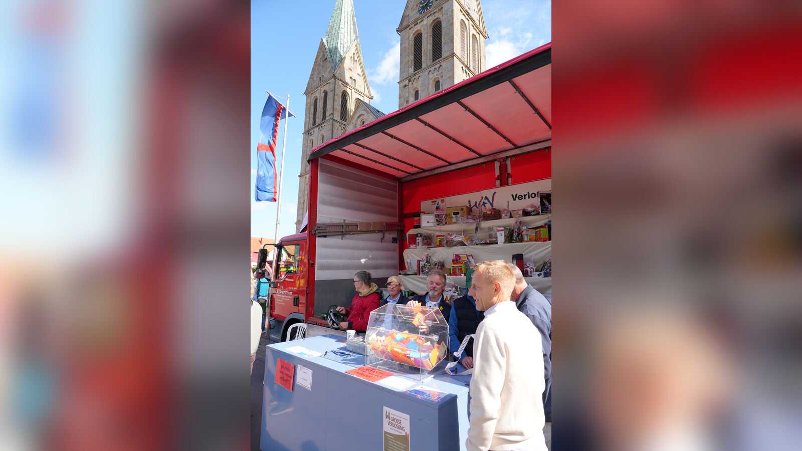 Burkhard Büssing steckt Lose in die Lostrommel bei der HGV-Verlosung im Schatten des Doms in Langförden