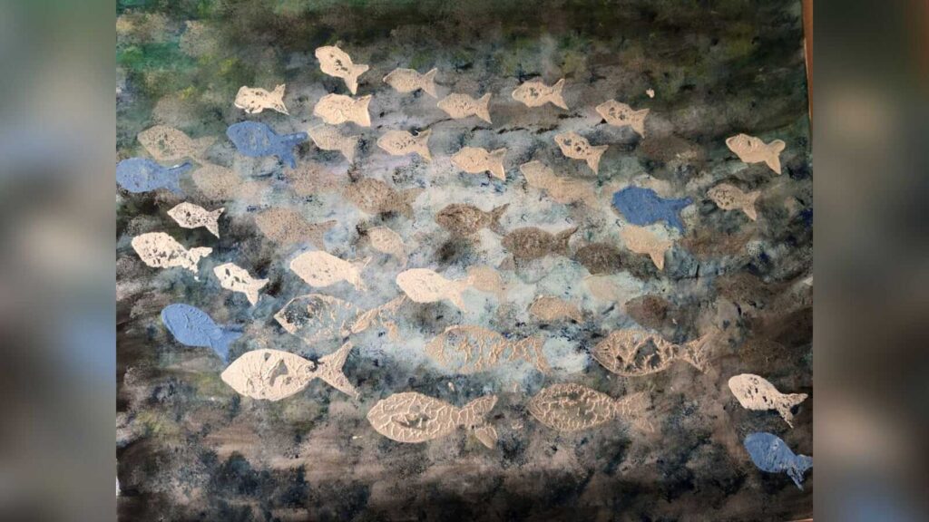 Bunte Fischmotive aus der Kunstaktion „Heringe im Bild“ im Heimatmuseum Leer