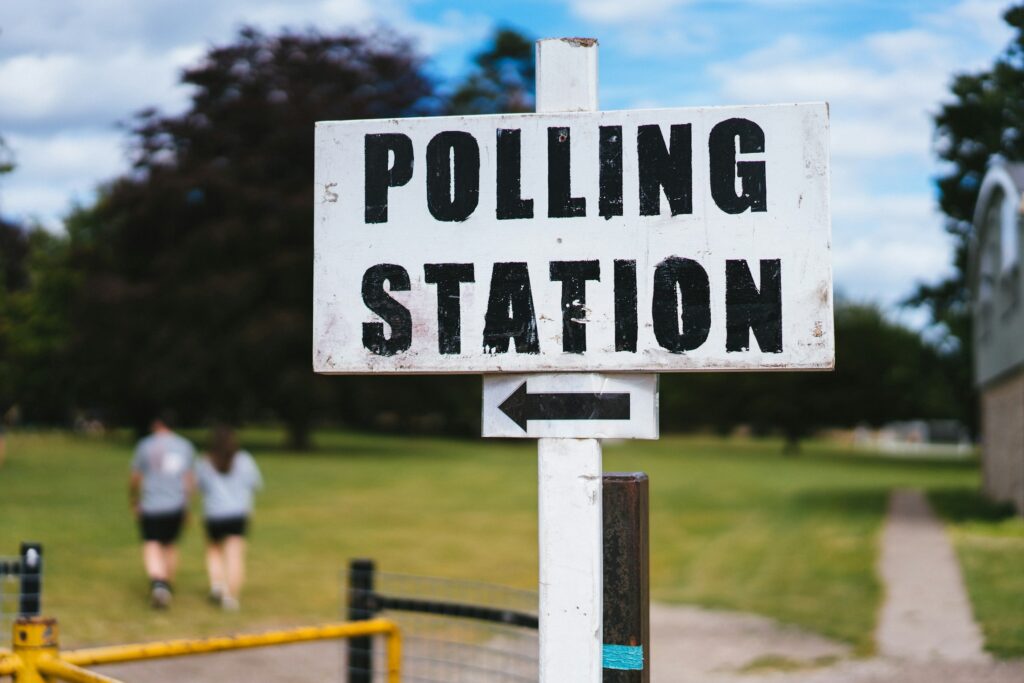 Ein Hinweisschild mit der Aufschrift Polling Station weist auf ein Wahllokal hin (Symbolbild)