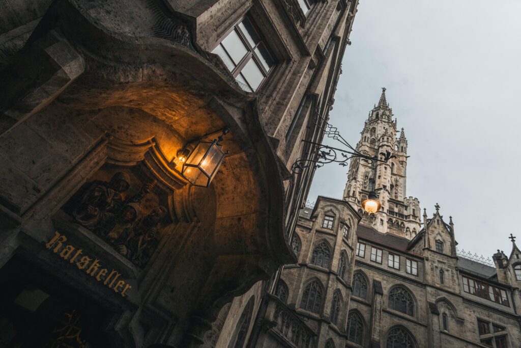 Historisches Verwaltungsgebäude mit Turm (Symbolbild)