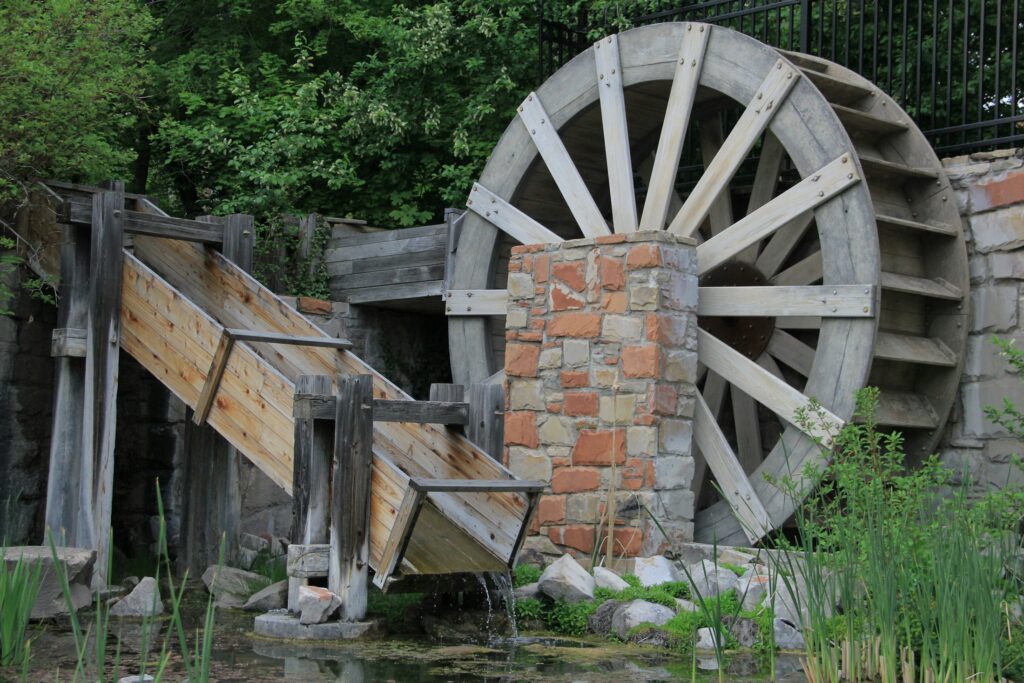 Historisches hölzernes Wasserrad, Symbolbild zum Tag des offenen Denkmals