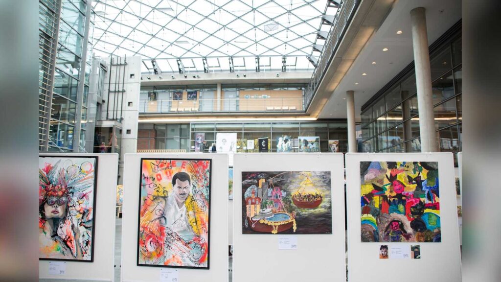 Besucherinnen und Besucher betrachten Bilder auf der Hobbykunstausstellung 2025 im Rathaus Vechta
