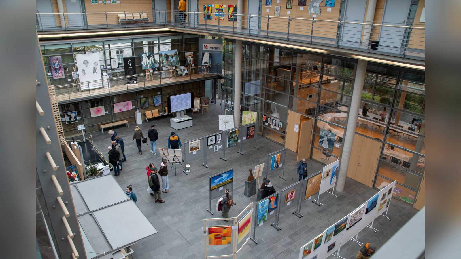 Ausgestellte Werke von Hobbykünstlern im Rathaus-Foyer Vechta