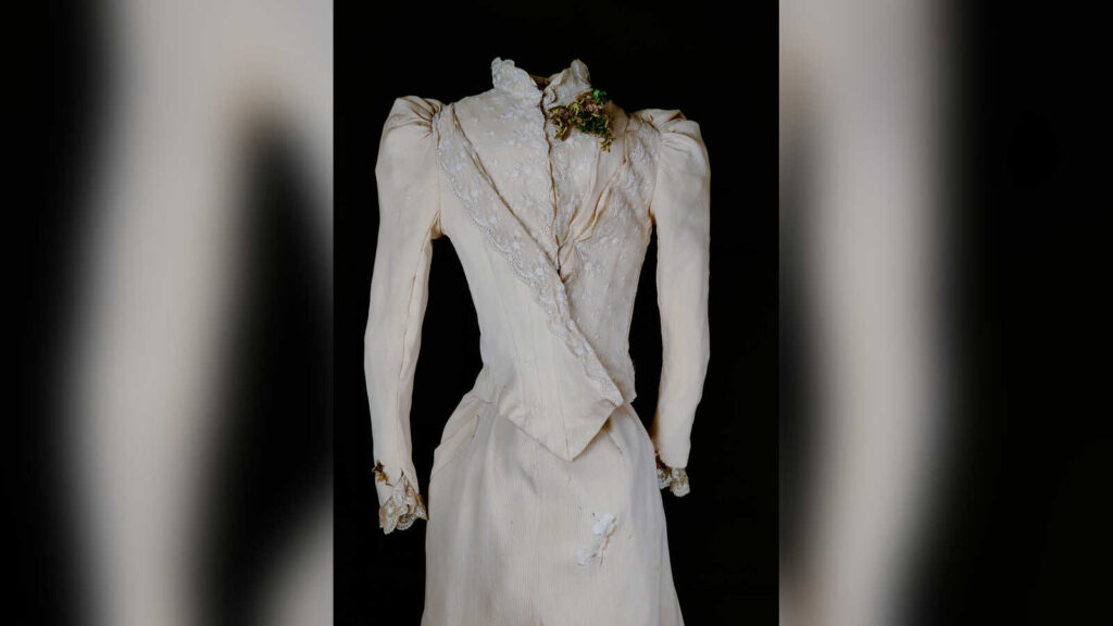 Historisches Brautkleid um 1900 aus cremefarbenem geripptem Stoff im Museumsdorf Cloppenburg