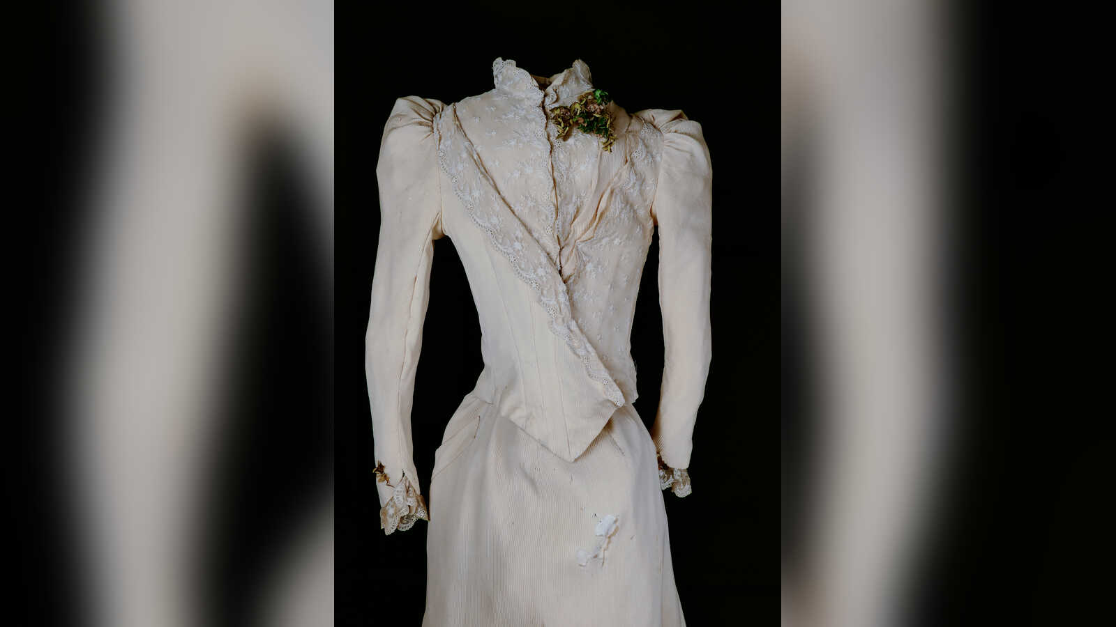 Historisches Brautkleid um 1900 aus cremefarbenem geripptem Stoff im Museumsdorf Cloppenburg