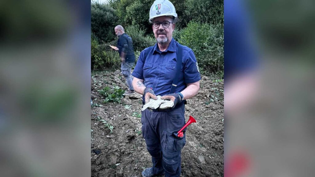 Horst Schöwe vom Kampfmittelbeseitigungsdienst der Bezirksregierung Arnsberg hält Metallreste des gesprengten Blindgängers in Dülmen