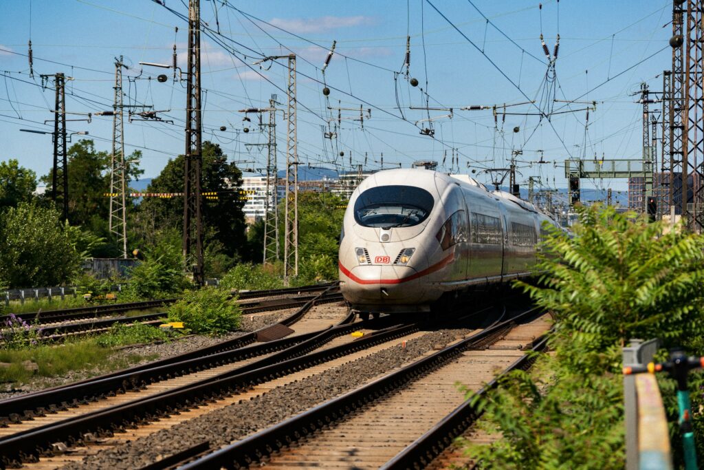 ICE-Hochgeschwindigkeitszug verlässt einen Bahnhof, Symbolbild zur Bahnstrecke Hannover-Hamburg