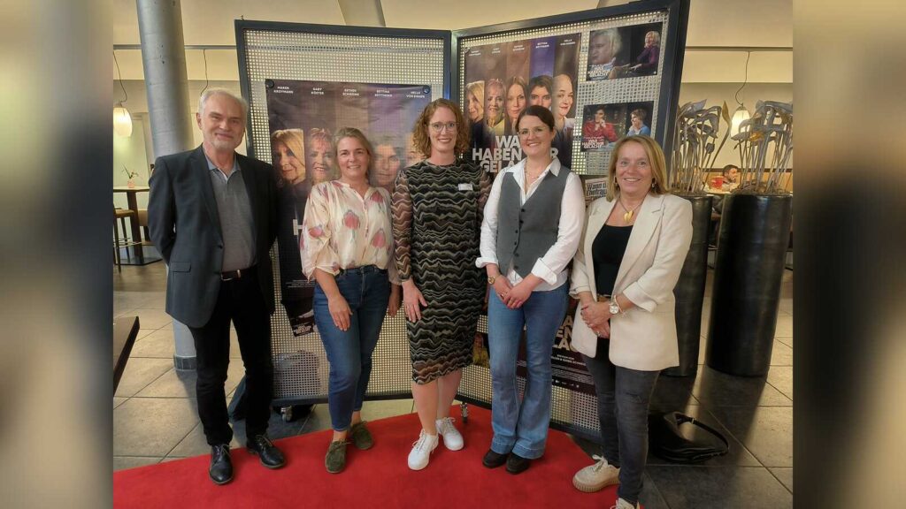 Michael Kaup, Carolin Hövel, Anne Hemker, Isabel Schneider und Sylvia Wolter freuen sich über die vielen Gäste im Kommunalen Kino Coesfeld