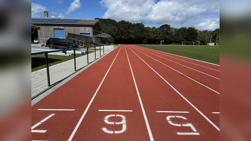 Die sanierte Leichtathletikanlage auf der Sportanlage Wildbahn in Norden