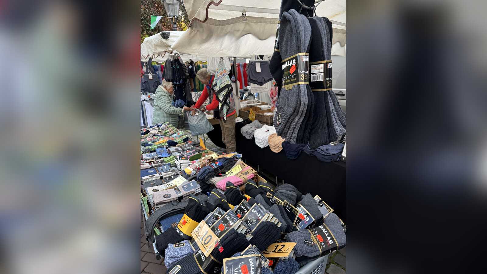 Besucherinnen und Besucher bummeln über den Krammarkt in Rhede