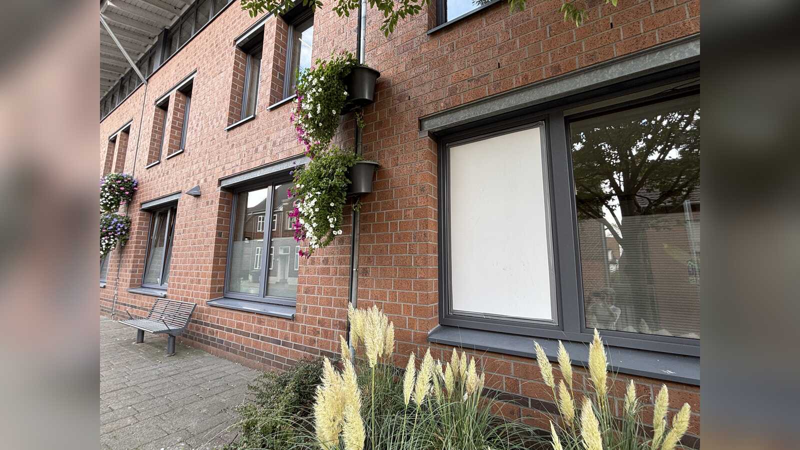 Schaden an einer eingeworfenen Fensterscheibe im Rathaus Rhede