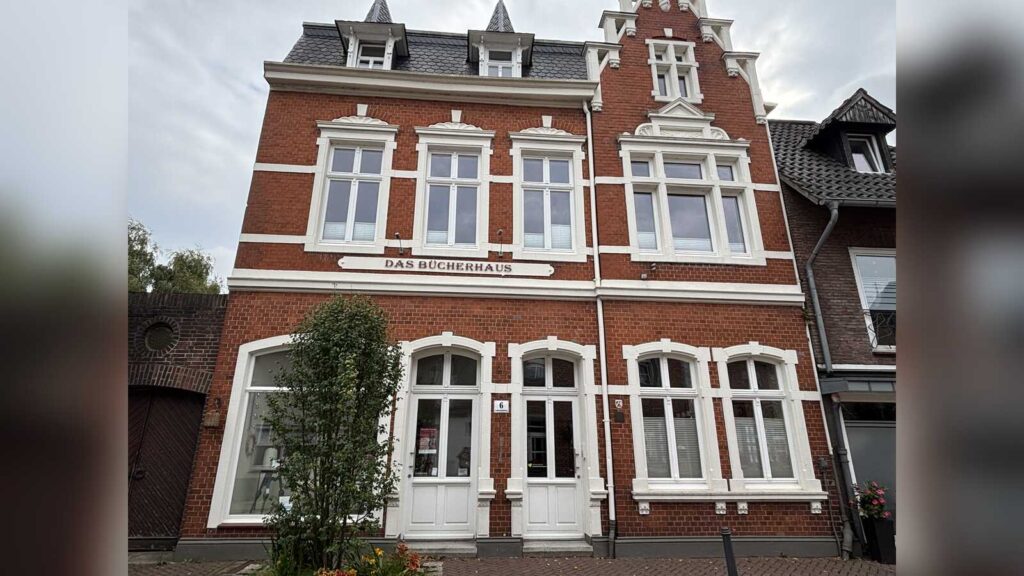 Denkmalgeschütztes Haus an der Burloer Straße in Rhede mit in die Fassade integrierter Werbeanlage aus Einzelbuchstaben