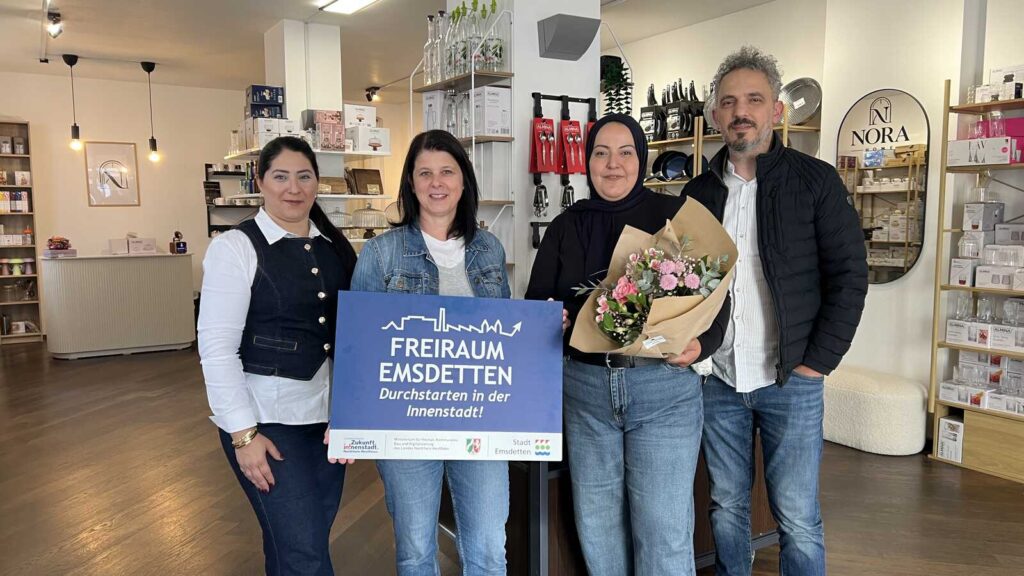 Tuba Kundakci, Nicole Mahlmann, Inhaberin Rabia Gökcek und Mahmut Gökcek bei der Eröffnung von Nora Home in Emsdetten