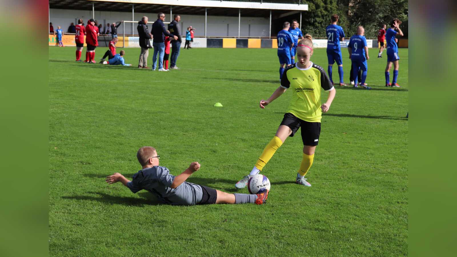 Voller Einsatz beim Kampf um den Ball zwischen dem Lünnis-Soccer-Team und Sparta Werlte
