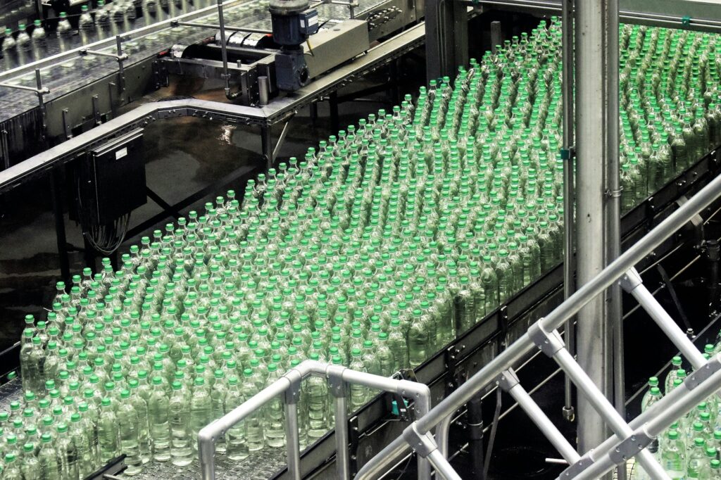Produktionslinie in einer Industriefabrik (Symbolbild)
