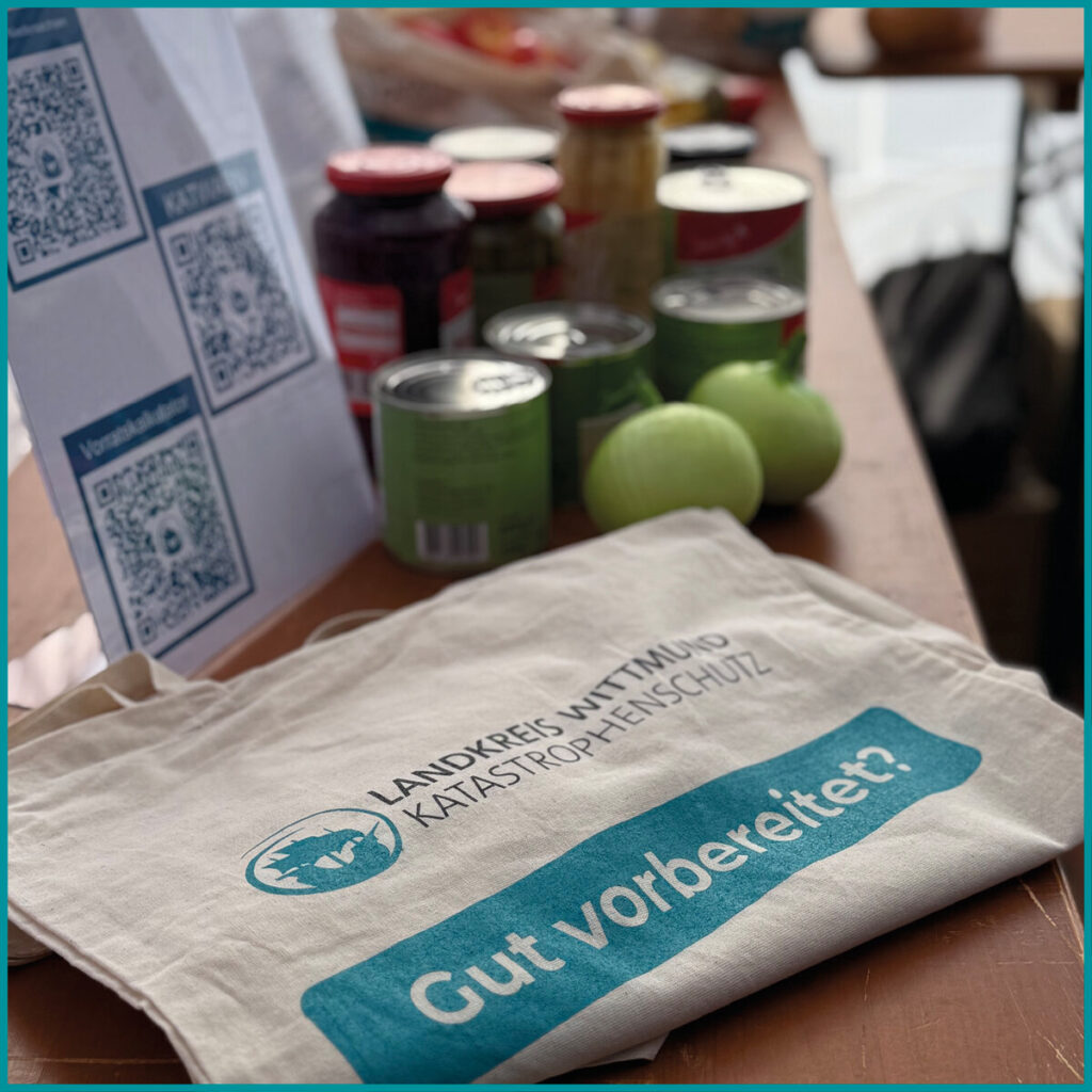 Infostand des Fachbereichs Ordnung auf dem Friedeburger Wochenmarkt
