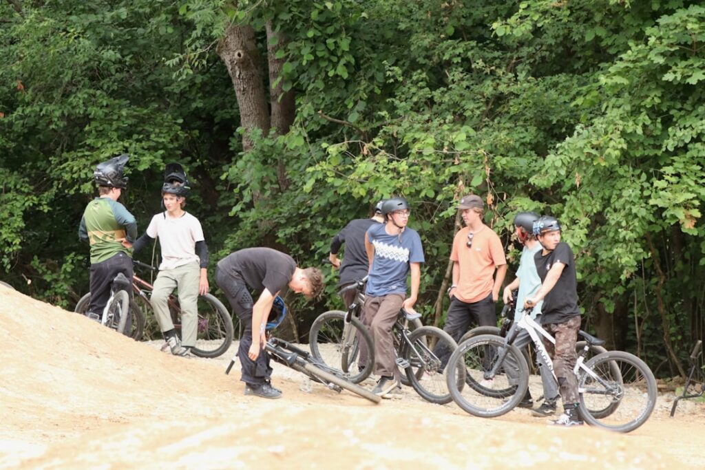 Jugendgruppe im Freien, Symbolbild für Jugendleiterausbildung