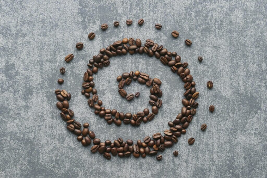 Kaffeebohnen, angeordnet als Symbolbild für fair gehandelte Produkte