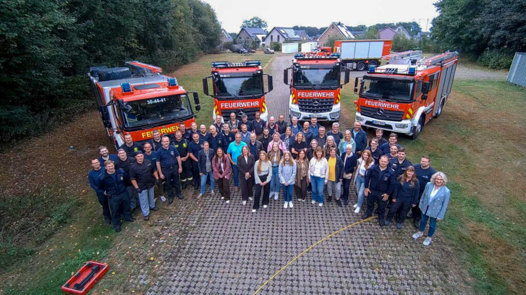 Mitglieder des Katastrophenschutzstabes Grafschaft Bentheim informieren sich bei der Feuerwehrtechnischen Zentrale in Nordhorn über Einsatzmittel der Kreisfeuerwehr