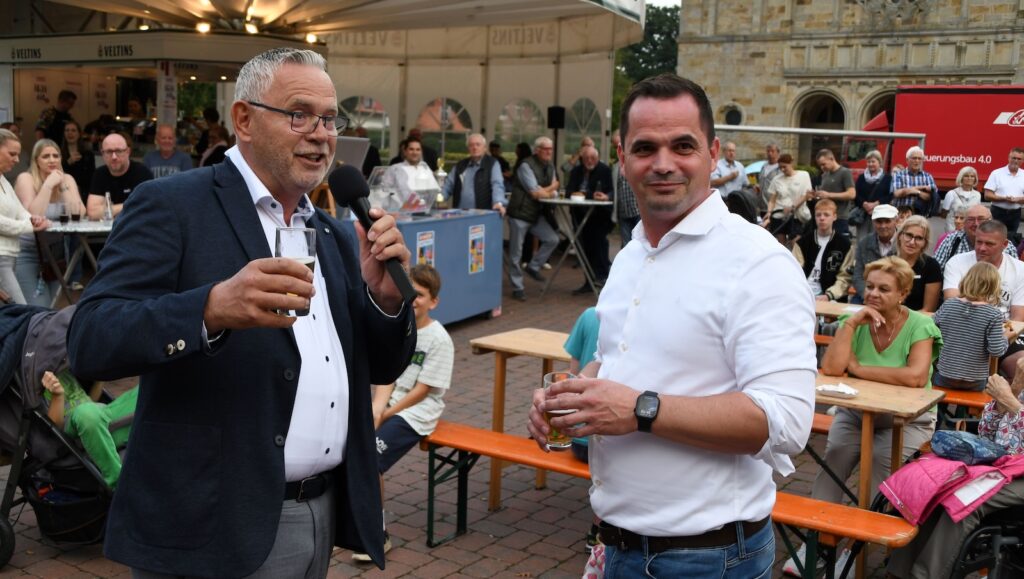 Ortsbürgermeister Dirk Lübbe und Vechtas Bürgermeister Kristian Kater bei der Eröffnung der Herbstkirmes 2025 in Langförden