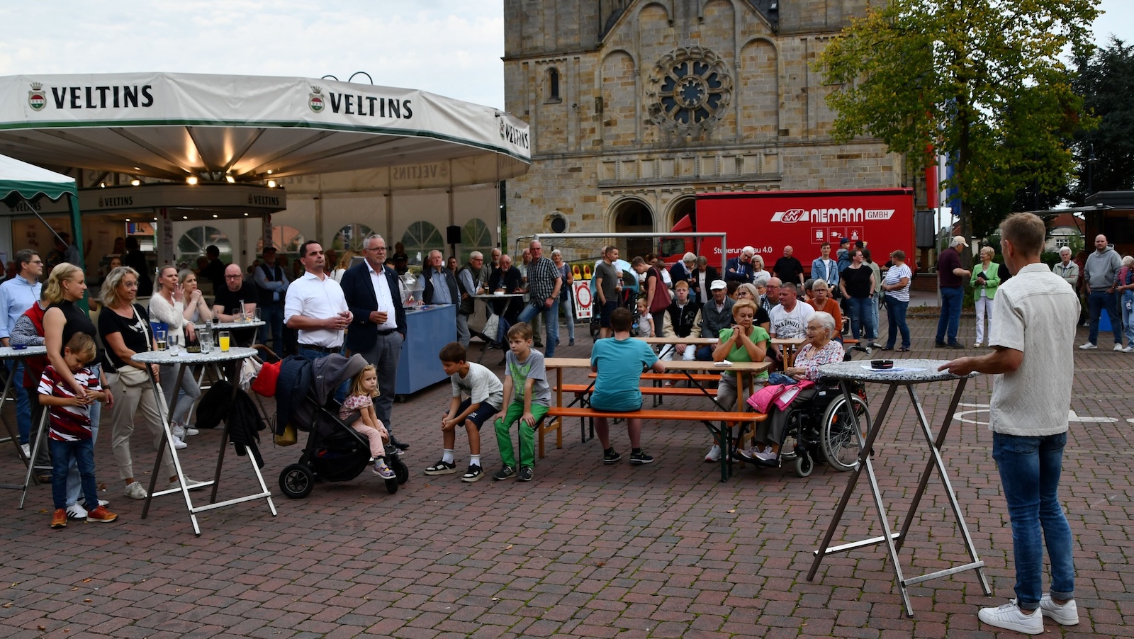 Bernd Farwick begrüßt im Herbst 2025 die Gäste auf der Kirmes vor dem „Langfördener Dom“ in Langförden
