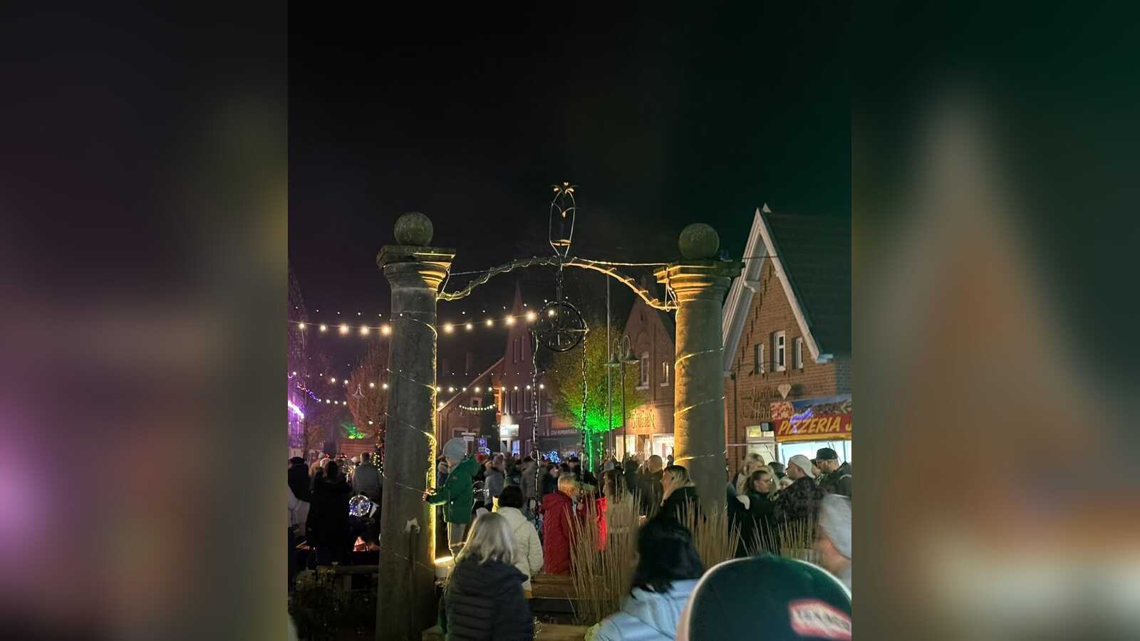Lichtinstallation und Besucher beim Lichterfest in Lathen