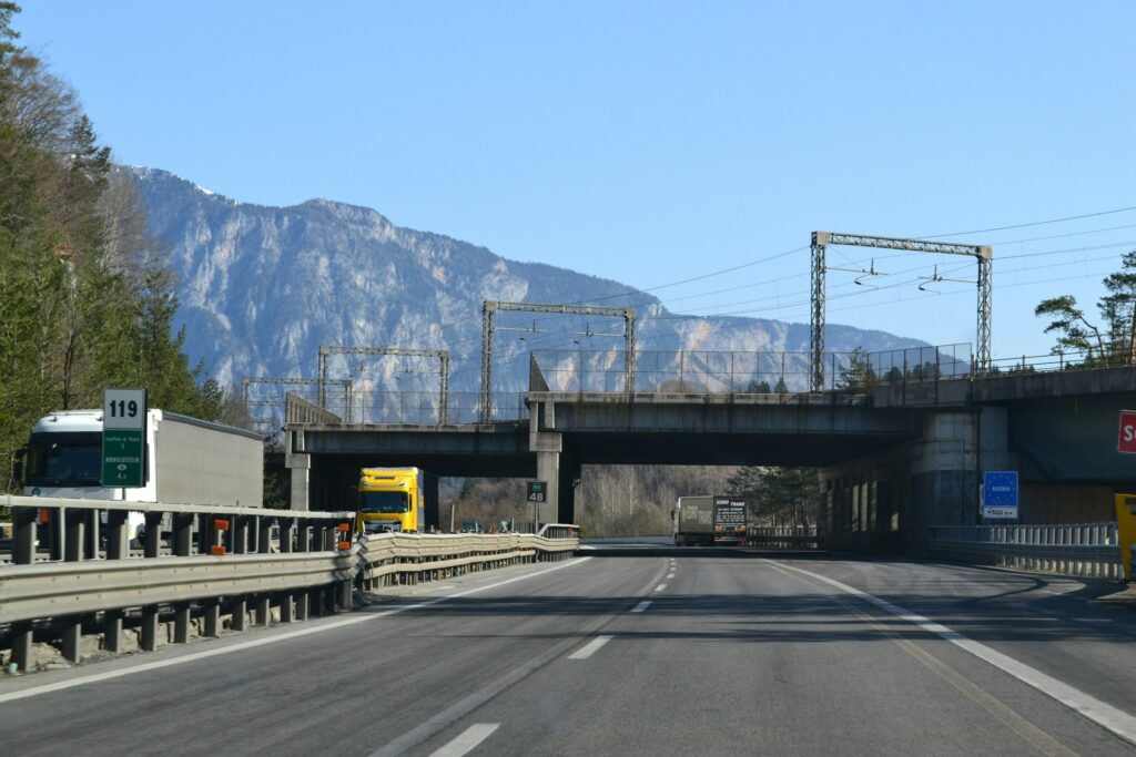 Autobahn mit Lastkraftwagen, Symbolbild zum Lkw-Maut-Fahrleistungsindex