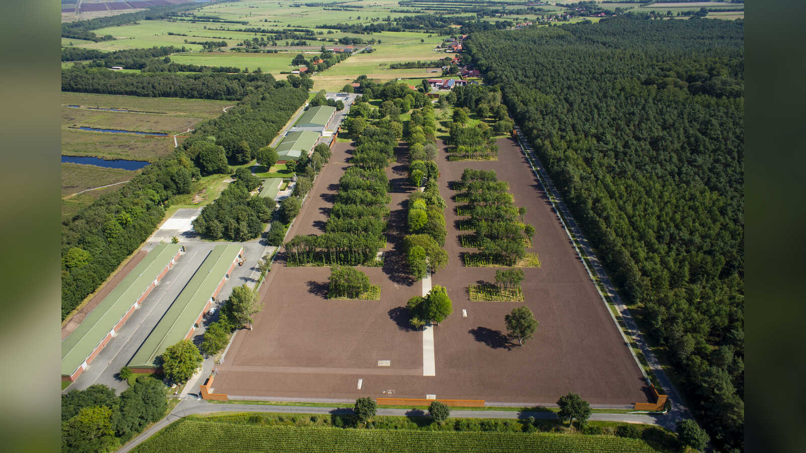 Luftbild der Gedenkstätte Esterwegen mit Baumpaketen und Freigelände